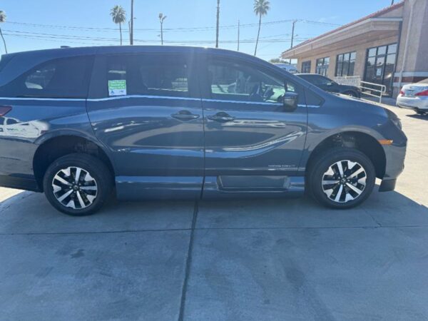 Blue Honda Odyssey with Vantage Mobility Side Entry Automatic In Floor conversion