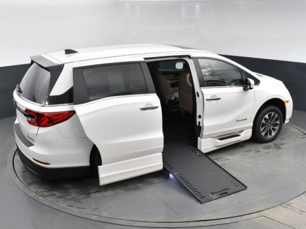 White Honda Odyssey with BraunAbility Side Entry Automatic In Floor conversion