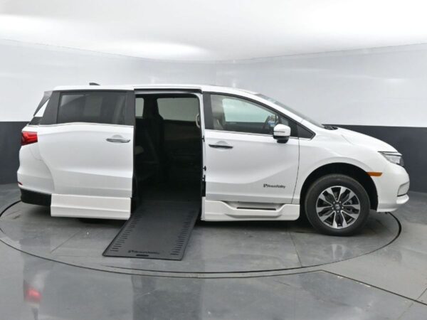 White Honda Odyssey with BraunAbility Side Entry Automatic In Floor conversion