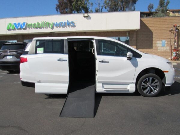 White Honda Odyssey with Vantage Mobility Side Entry Automatic In Floor conversion