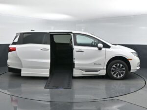 White Honda Odyssey with BraunAbility Side Entry Automatic In Floor conversion