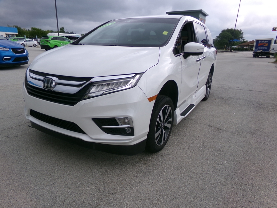 White Honda Odyssey with Vantage Mobility Side Entry Automatic In Floor conversion