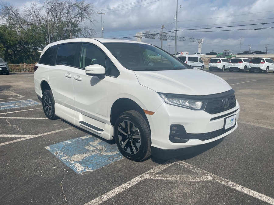 White Honda Odyssey with Vantage Mobility Side Entry Automatic In Floor conversion