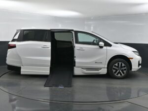 White Honda Odyssey with BraunAbility Side Entry Automatic In Floor conversion