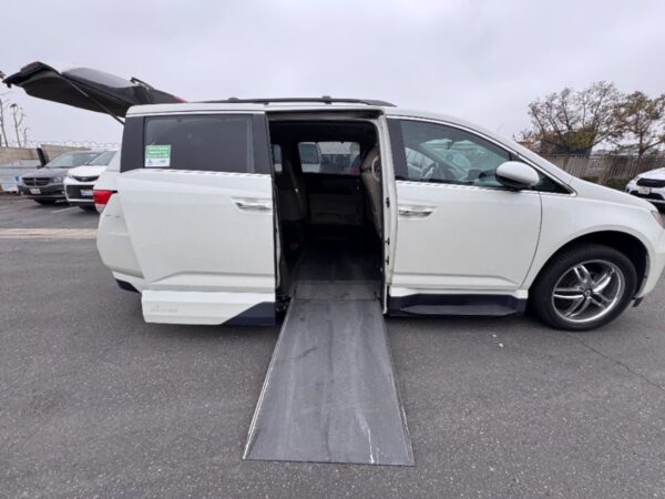White Honda Odyssey with Vantage Mobility Side Entry Automatic In Floor conversion