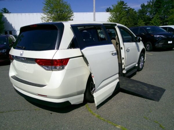 White Honda Odyssey with Vantage Mobility  Automatic In Floor conversion