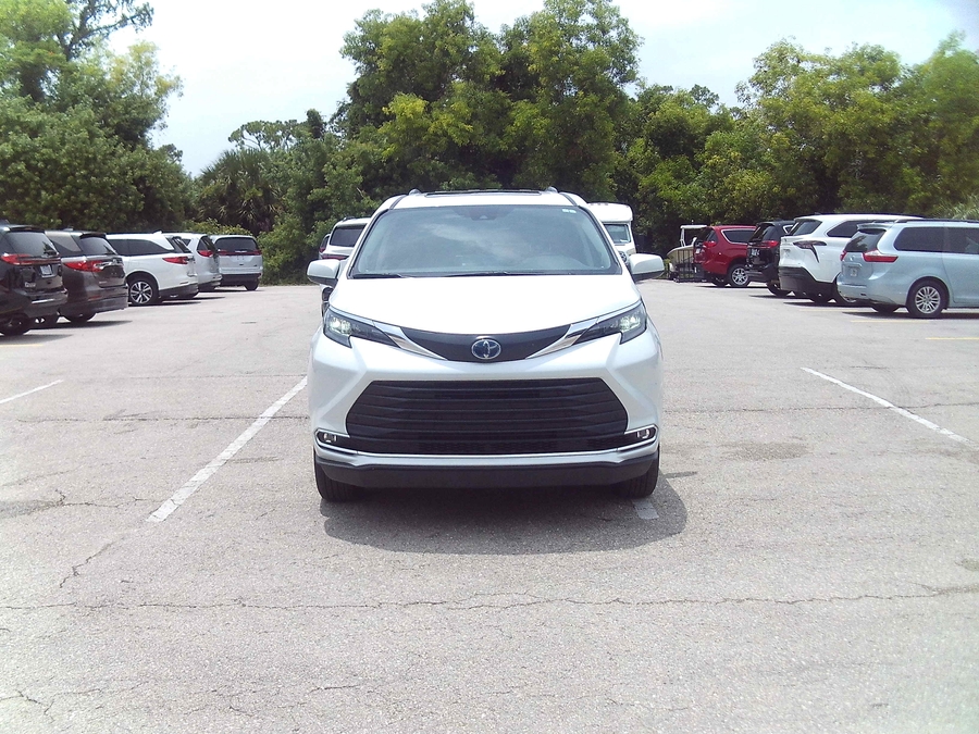 White Toyota Sienna with BraunAbility Side Entry Automatic Fold Out conversion