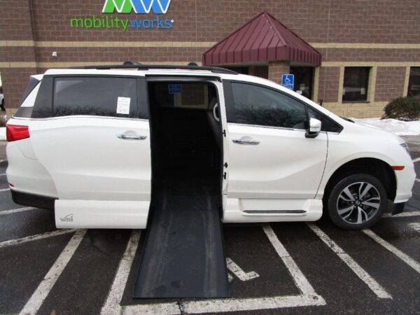 White Honda Odyssey with Vantage Mobility Side Entry Automatic In Floor conversion