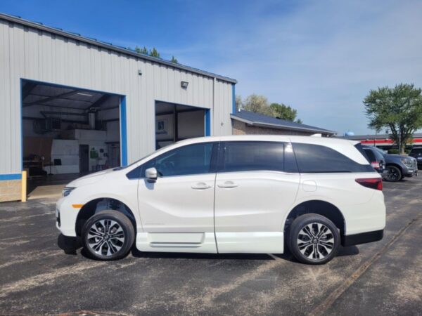 White Honda Odyssey with Vantage Mobility Side Entry Automatic In Floor conversion