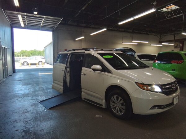 White Honda Odyssey with Vantage Mobility Side Entry Automatic In Floor conversion