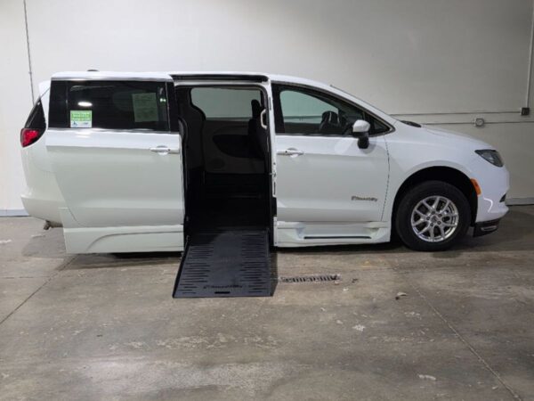 White Chrysler Voyager with BraunAbility Side Entry Automatic Fold Out conversion
