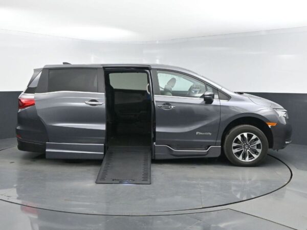 Grey Honda Odyssey with BraunAbility Side Entry Automatic In Floor conversion