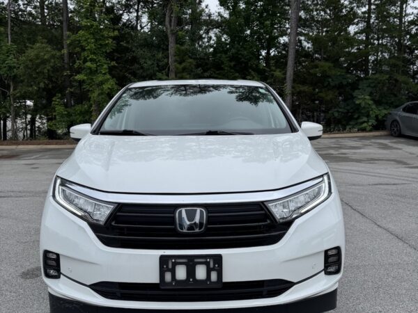 White Honda Odyssey with Vantage Mobility Side Entry Automatic In Floor conversion