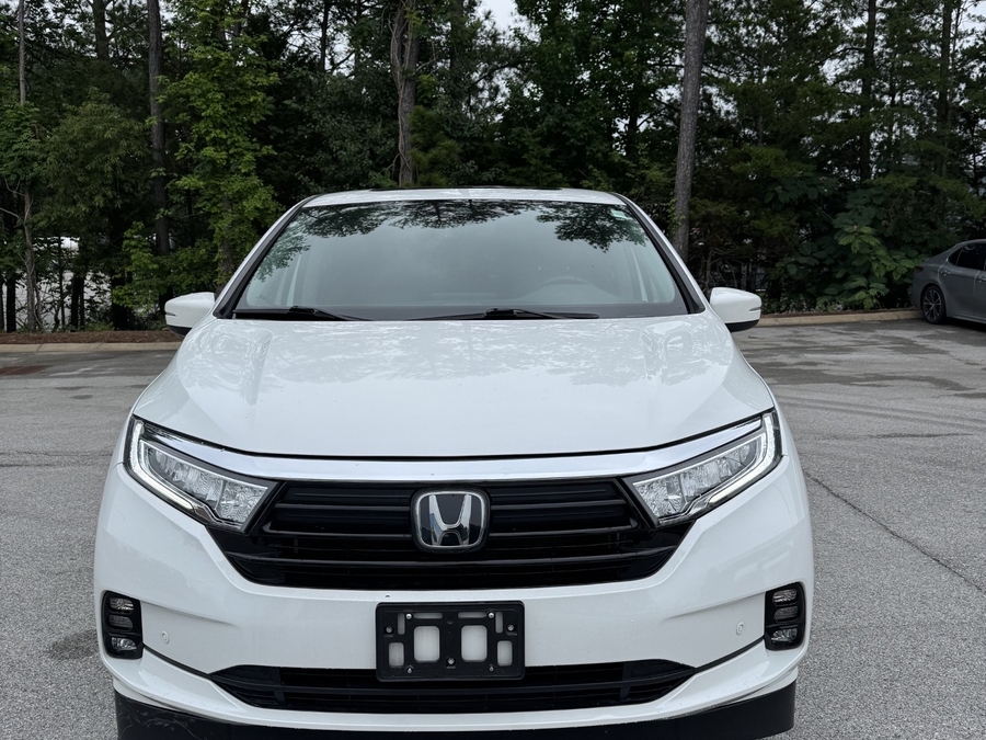 White Honda Odyssey with Vantage Mobility Side Entry Automatic In Floor conversion