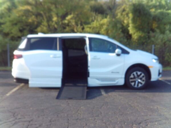 White Honda Odyssey with BraunAbility Side Entry Automatic In Floor conversion