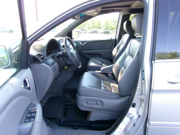 Silver Honda Odyssey with Vantage Mobility Side Entry Automatic In Floor conversion