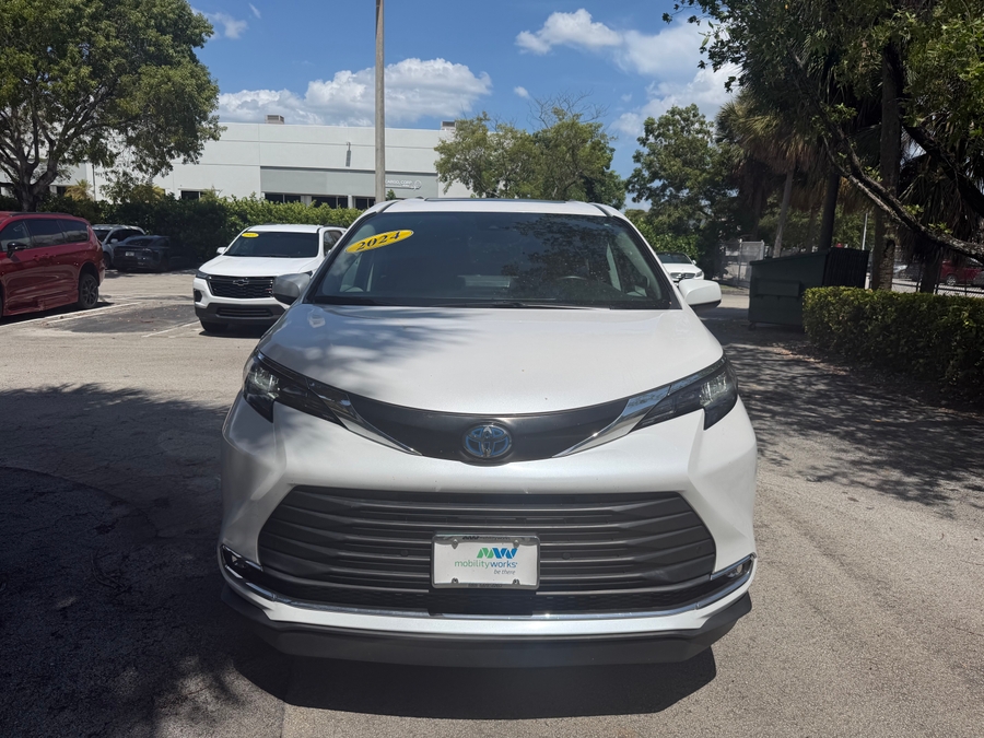 White Toyota Sienna with BraunAbility Side Entry Automatic Fold Out conversion