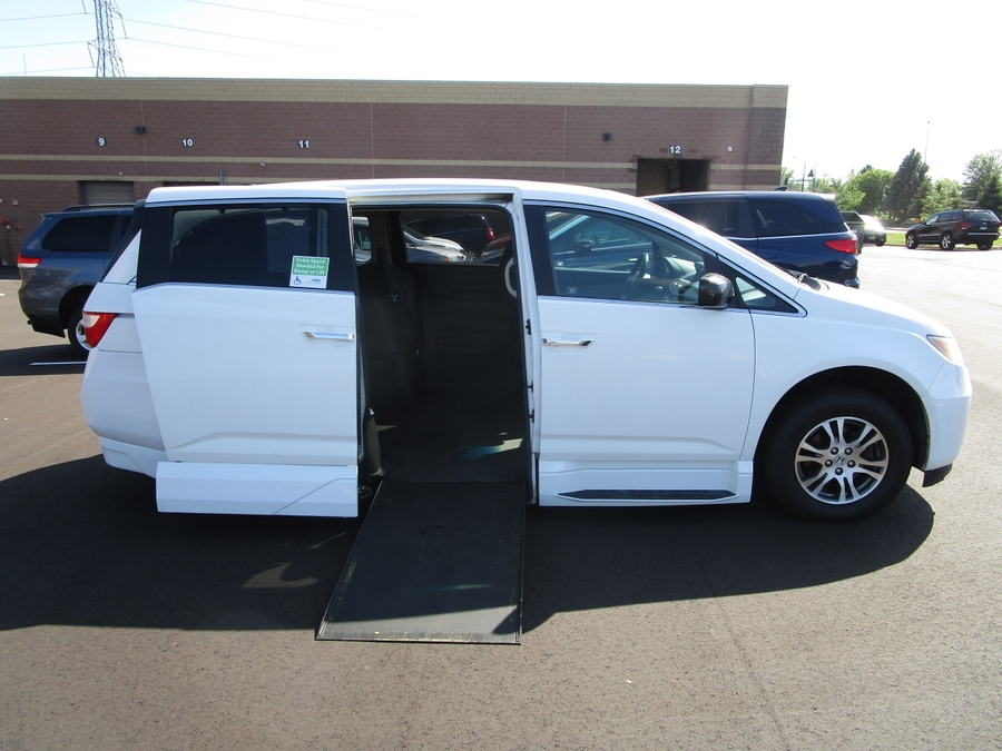 White Honda Odyssey with Vantage Mobility Side Entry Automatic In Floor conversion