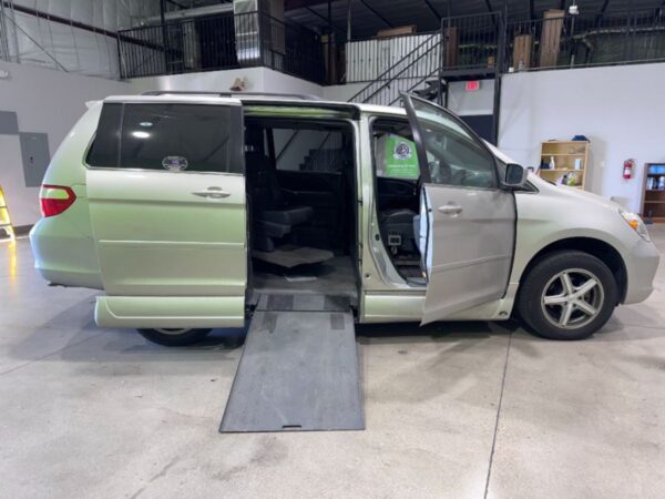 Honda Odyssey with Vantage Mobility Side Entry Automatic In Floor conversion