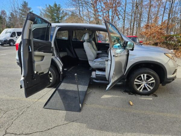 Honda Pilot with Vantage Mobility Side Entry Manual In Floor conversion