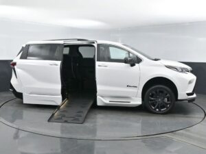 White Toyota Sienna with BraunAbility Side Entry Automatic Fold Out conversion