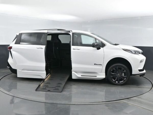 White Toyota Sienna with BraunAbility Side Entry Automatic Fold Out conversion