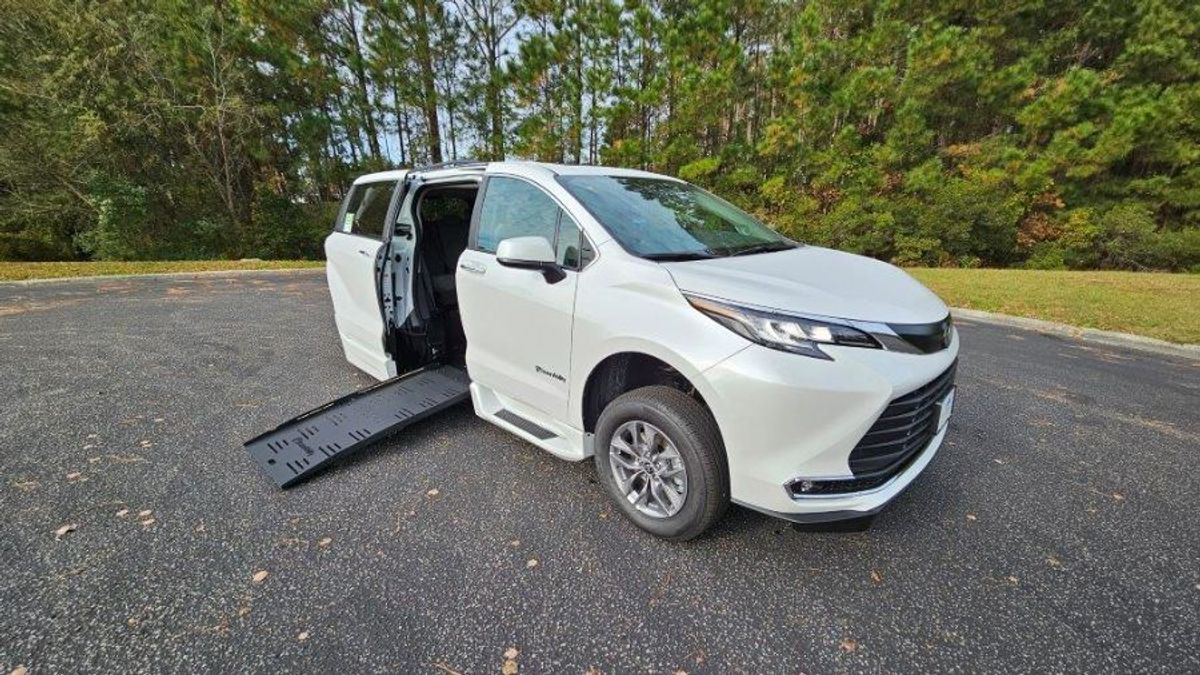 White Toyota Sienna with BraunAbility Side Entry Automatic Fold Out conversion