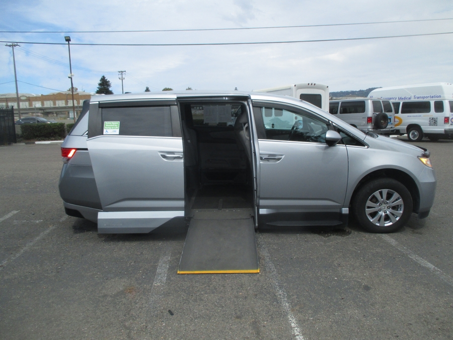 Honda Odyssey with Vantage Mobility Side Entry Automatic In Floor conversion