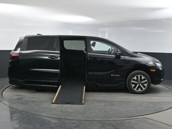 Black Honda Odyssey with BraunAbility Side Entry Automatic In Floor conversion