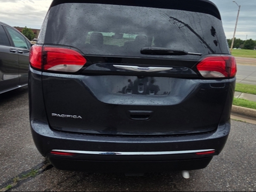 CHRYSLER PACIFICA with Vantage Mobility Side Entry Automatic In Floor conversion