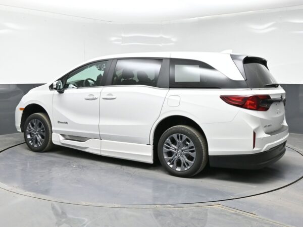 White Honda Odyssey with BraunAbility Side Entry Automatic In Floor conversion