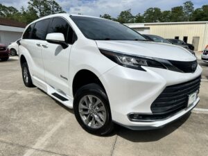 White Toyota Sienna with BraunAbility Side Entry Automatic Fold Out conversion