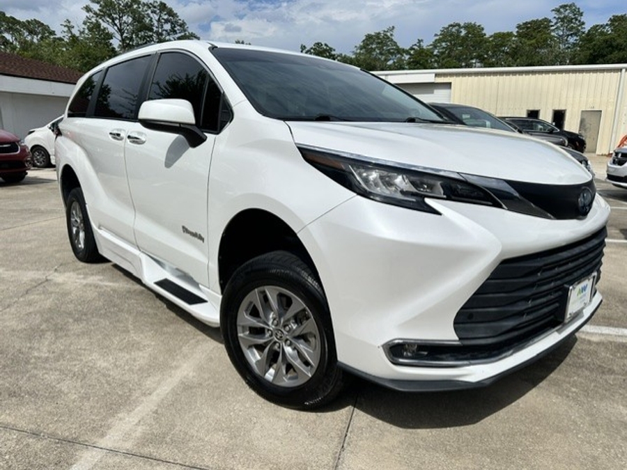 White Toyota Sienna with BraunAbility Side Entry Automatic Fold Out conversion