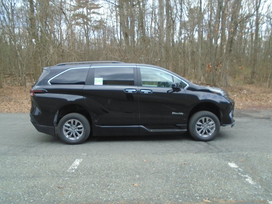 New 2026 Toyota Sienna FWD XLE Wheelchair Van - TS295269