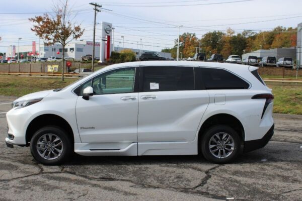 White Toyota Sienna with BraunAbility Side Entry Automatic Fold Out conversion