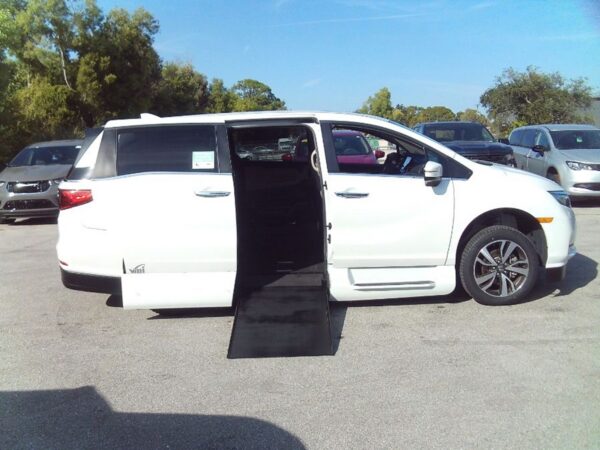 White Honda Odyssey with Vantage Mobility Side Entry Automatic In Floor conversion