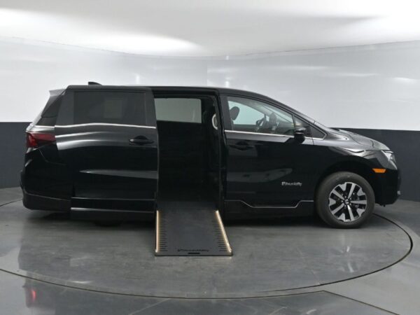 Black Honda Odyssey with BraunAbility Side Entry Automatic In Floor conversion