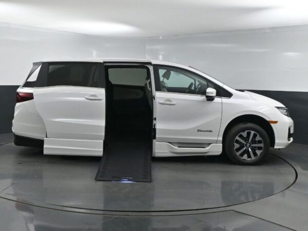 White Honda Odyssey with BraunAbility Side Entry Automatic In Floor conversion