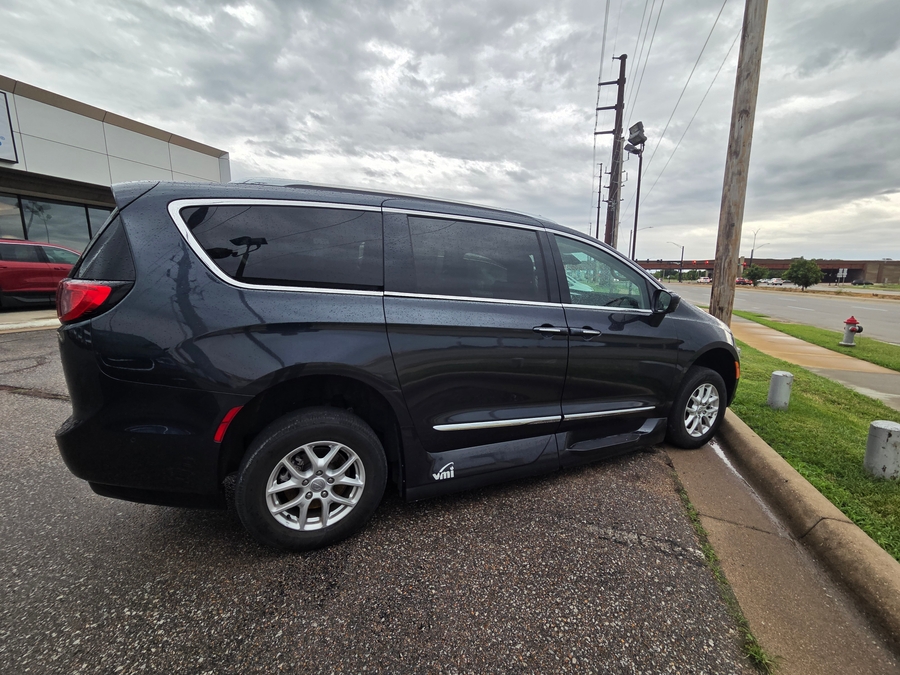 CHRYSLER PACIFICA with Vantage Mobility Side Entry Automatic In Floor conversion