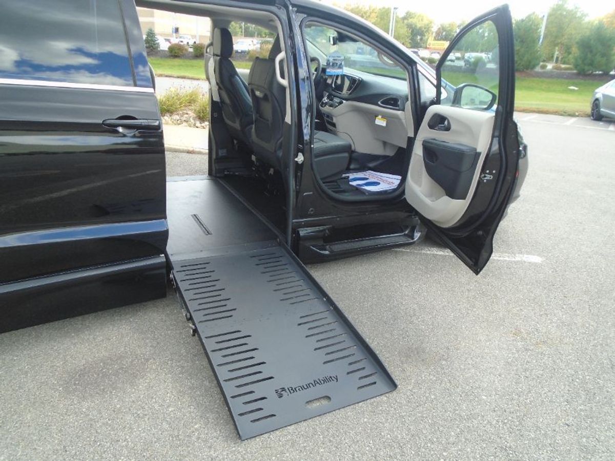 New 2024 Chrysler Pacifica Touring L Safety Wheelchair Van - RR183319 ...