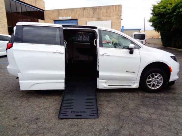 White Chrysler Voyager with BraunAbility Side Entry Automatic Fold Out conversion