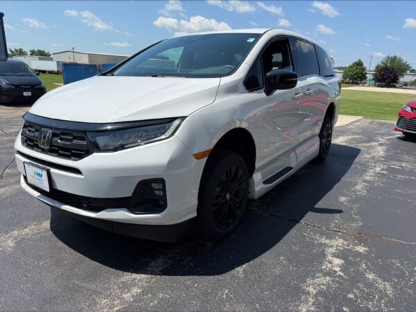 White Honda Odyssey with Vantage Mobility Side Entry Automatic In Floor conversion