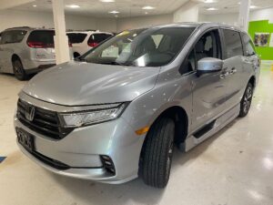 Honda Odyssey with BraunAbility Side Entry Automatic In Floor conversion