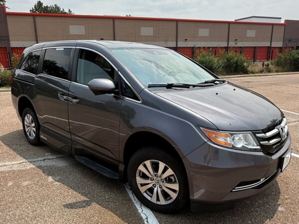 Honda Odyssey with Vantage Mobility Side Entry Automatic In Floor conversion