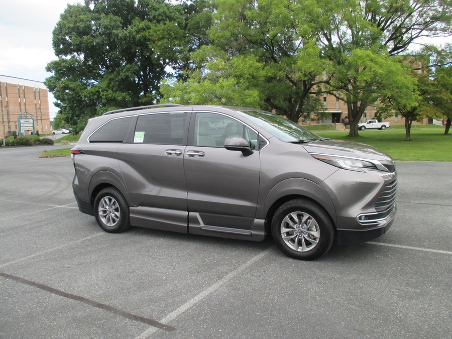 Used 2022 Toyota Sienna FWD XLE Wheelchair Van - NS110242A