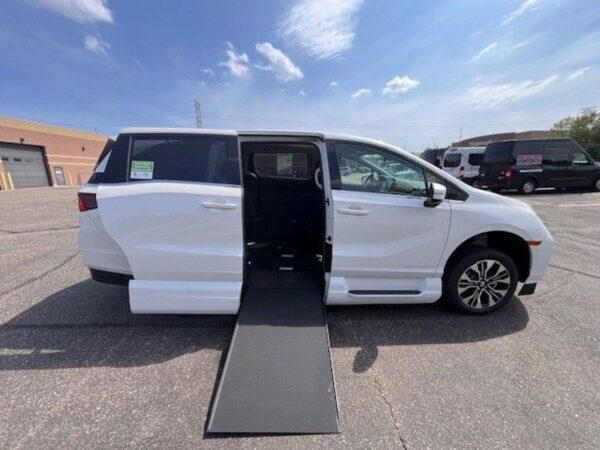 White Honda Odyssey with Vantage Mobility Side Entry Automatic In Floor conversion