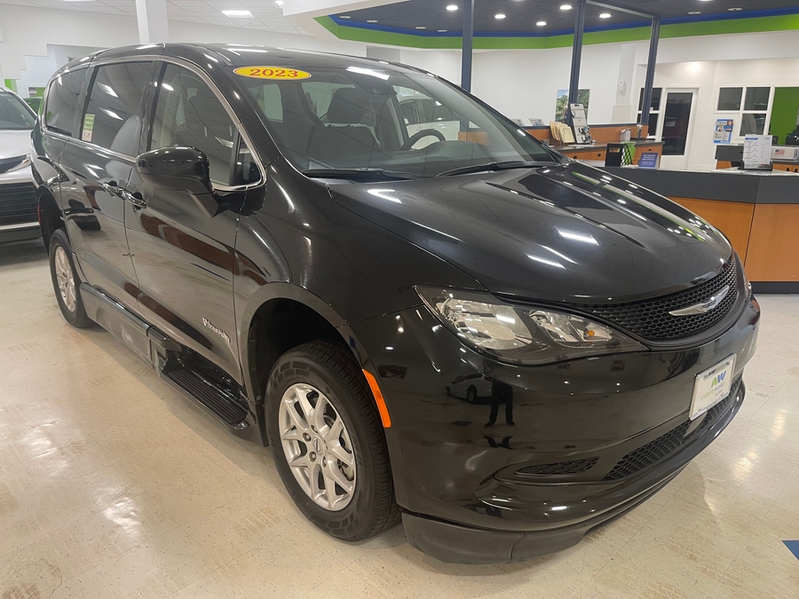 Black Chrysler Voyager with BraunAbility Side Entry Automatic Fold Out conversion