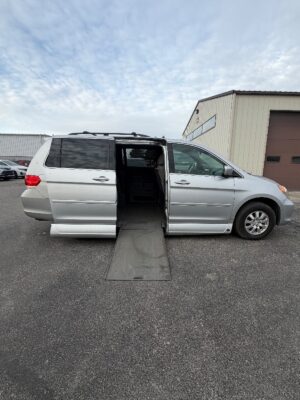 Honda Odyssey with Vantage Mobility Side Entry Automatic In Floor conversion