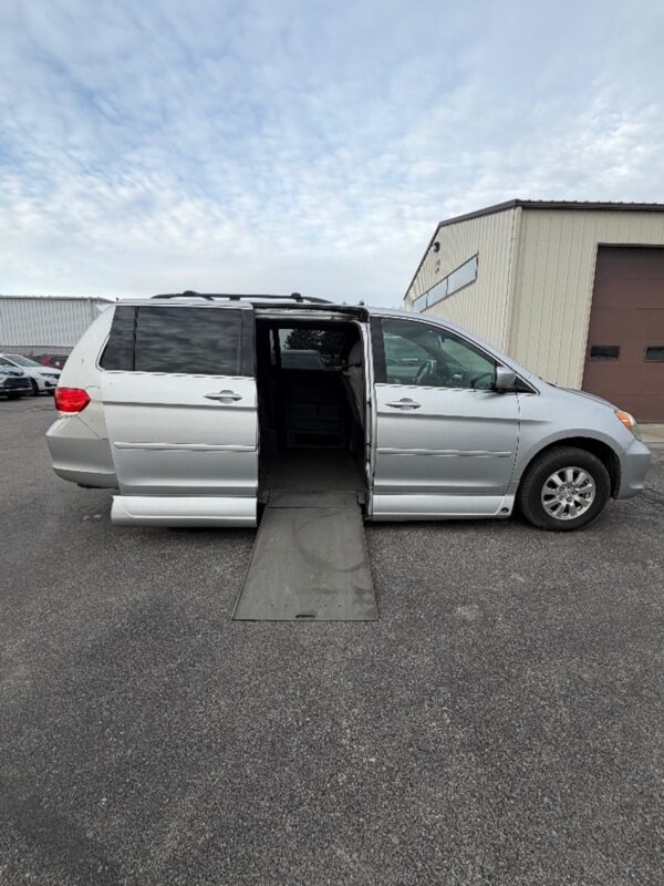 Honda Odyssey with Vantage Mobility Side Entry Automatic In Floor conversion