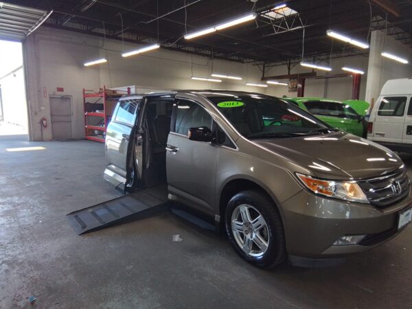 Honda Odyssey with Vantage Mobility Side Entry Automatic In Floor conversion